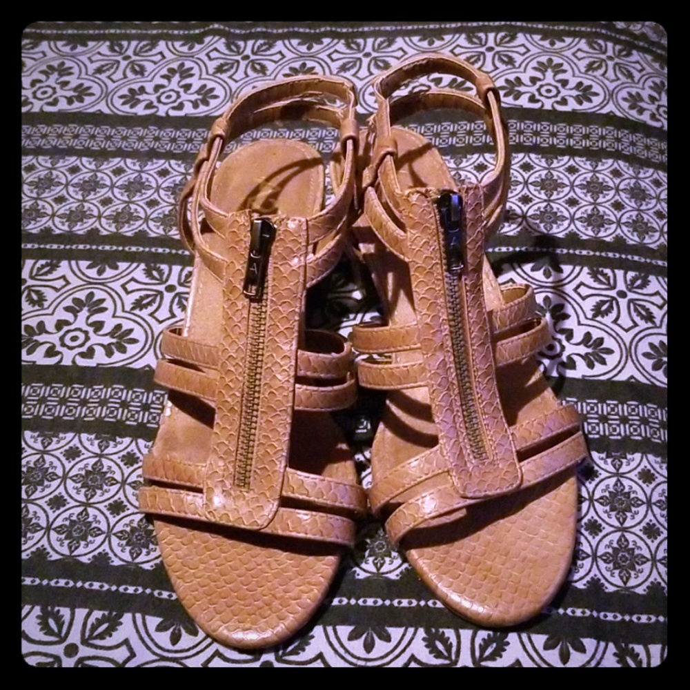 Heels tan